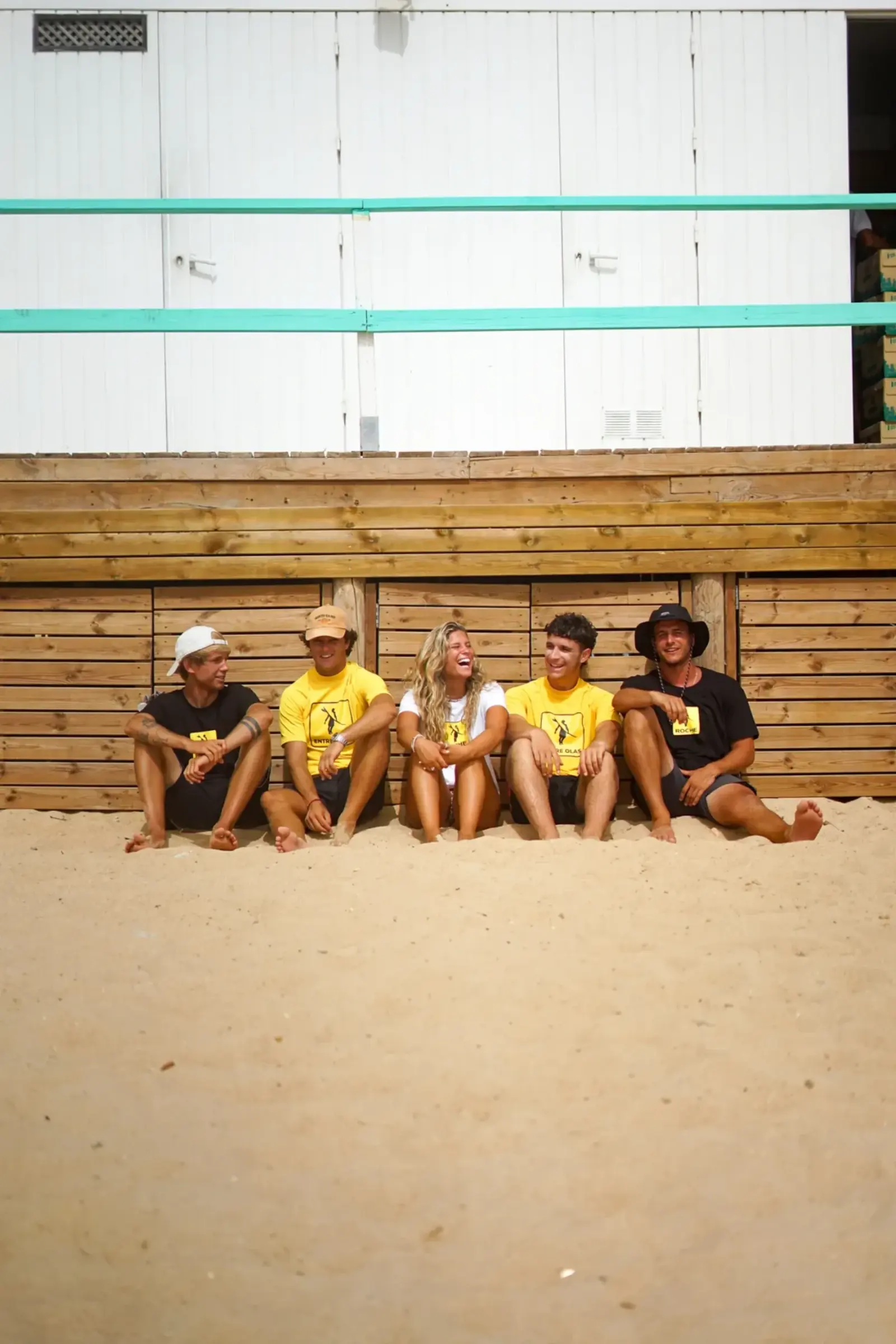 Alumnos de una clase grupal de surf