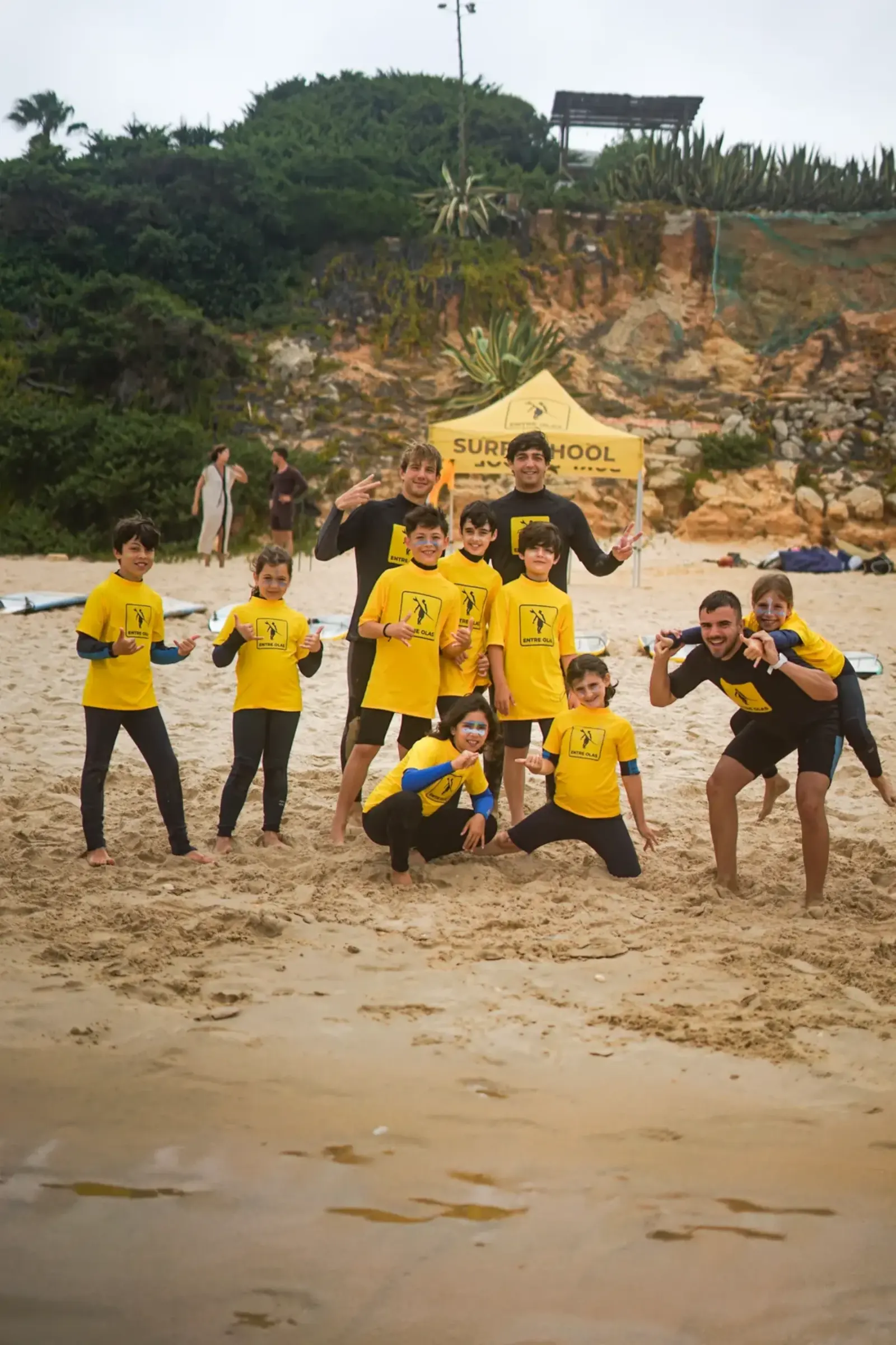 Instructores y alumnos en la orilla
