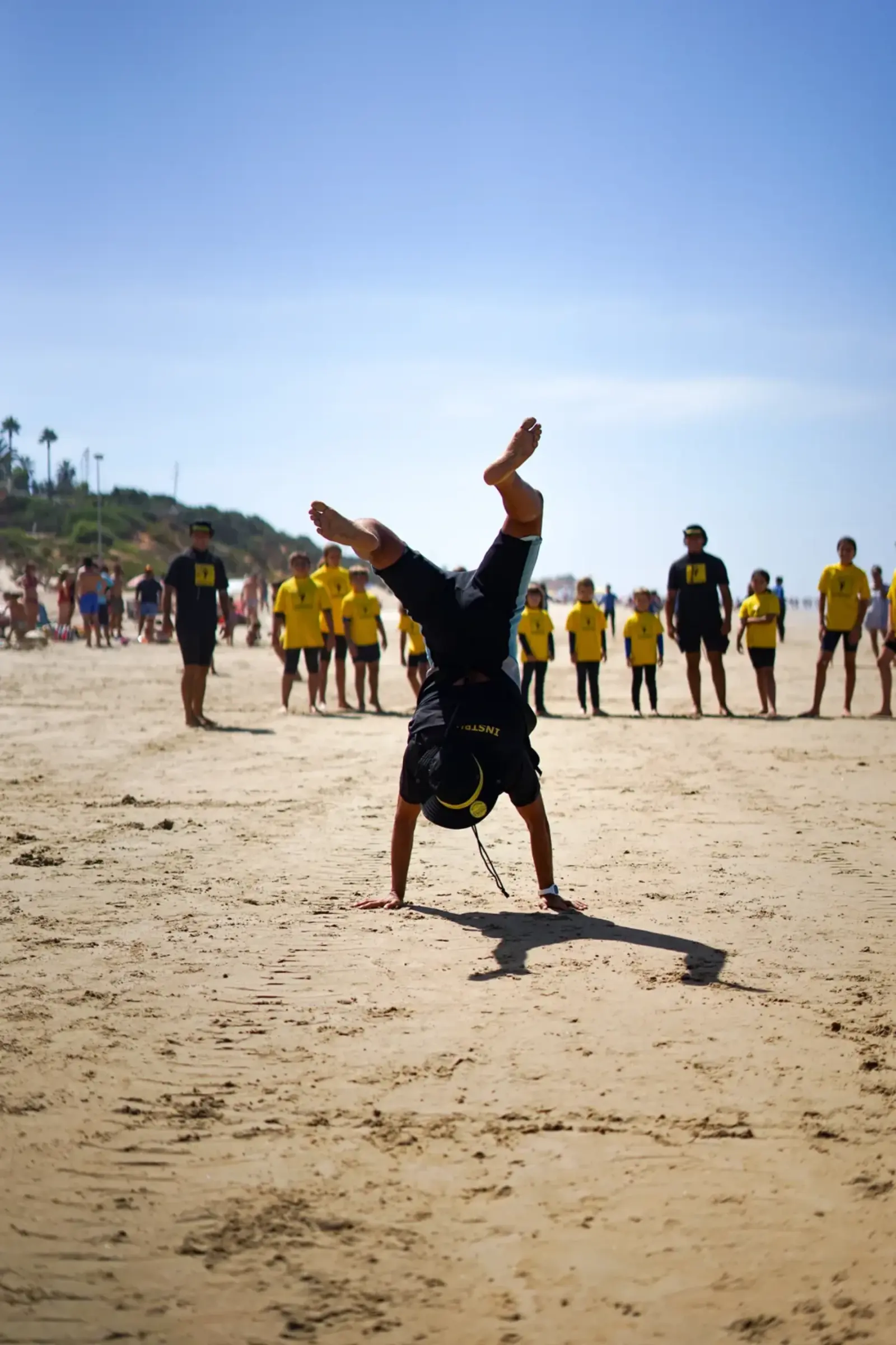 Sesión de yoga al amanecer sobre la arena