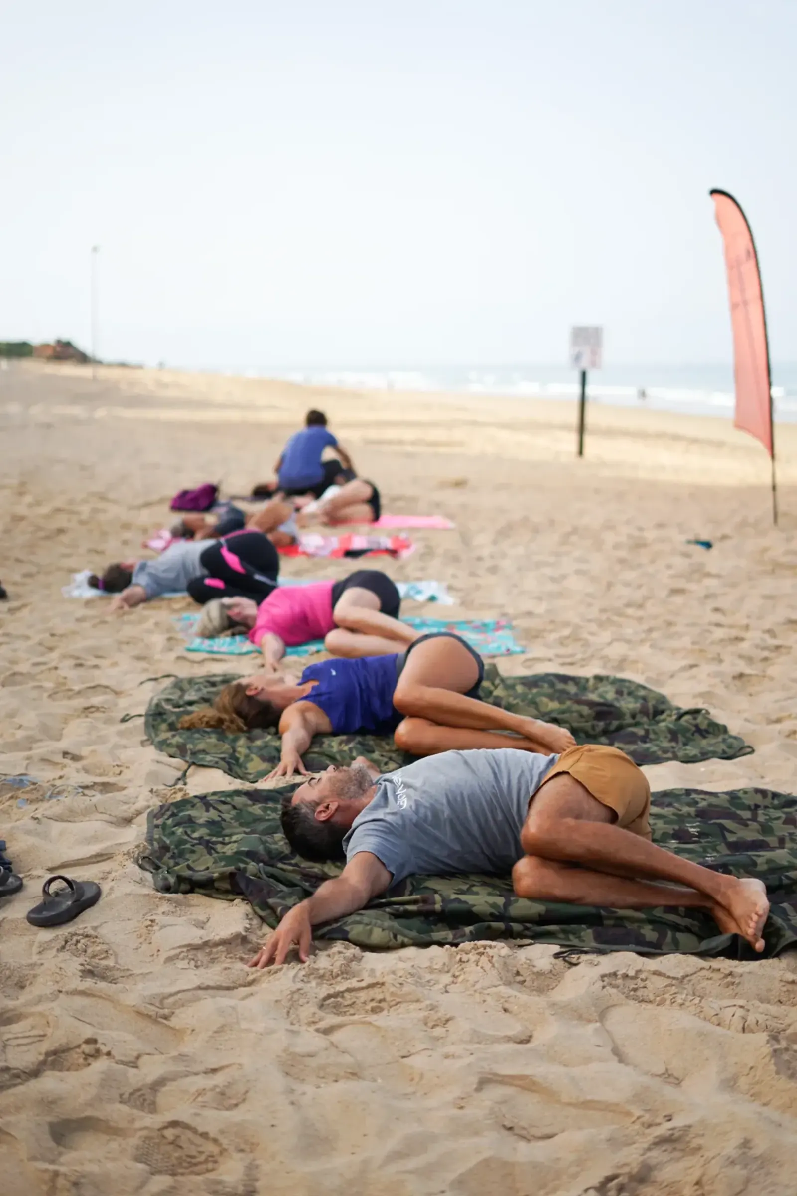 Práctica de yoga al aire libre en Demosurf