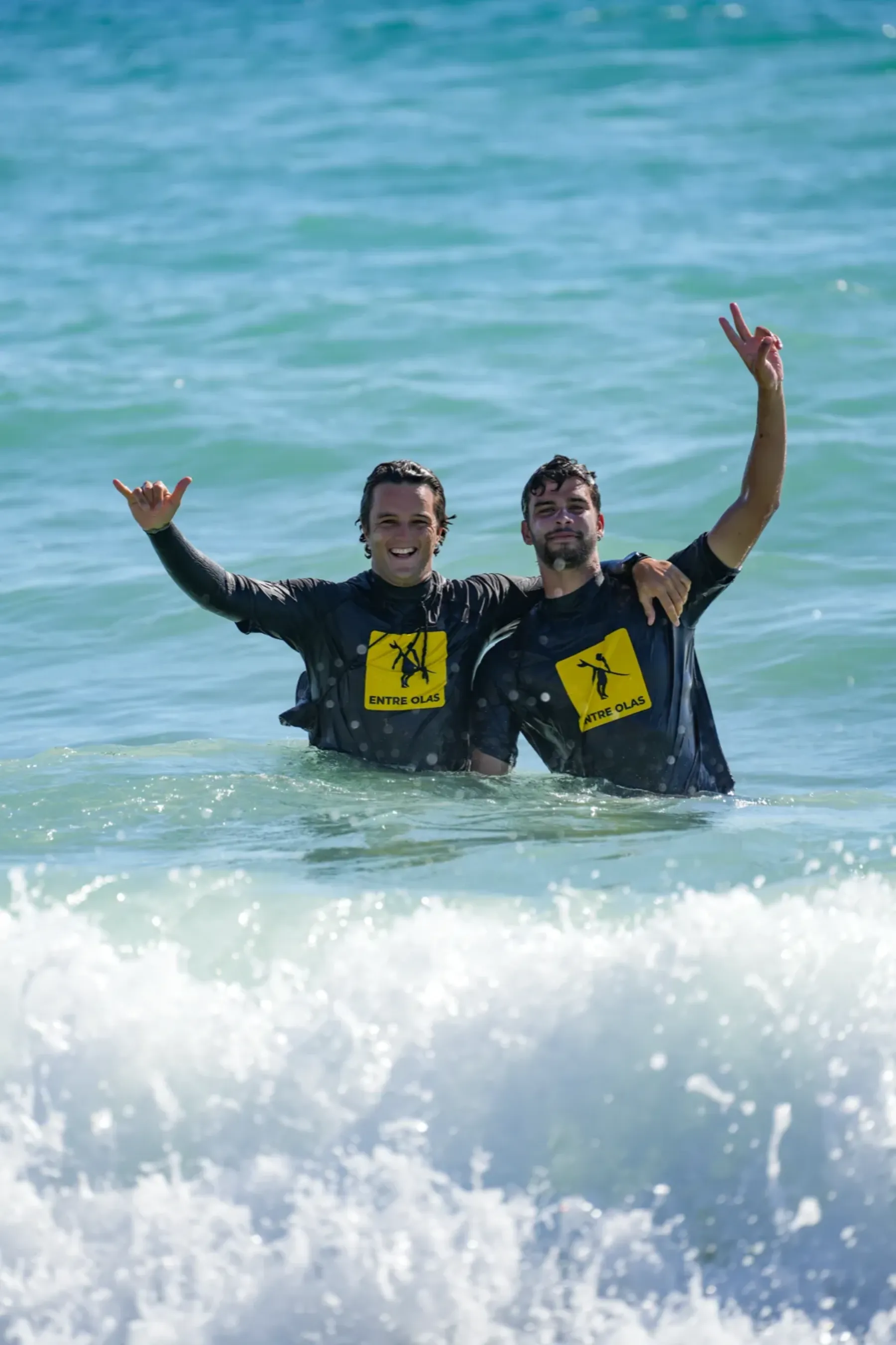 Alumnos del Surf Camp de Demosurf en el agua
