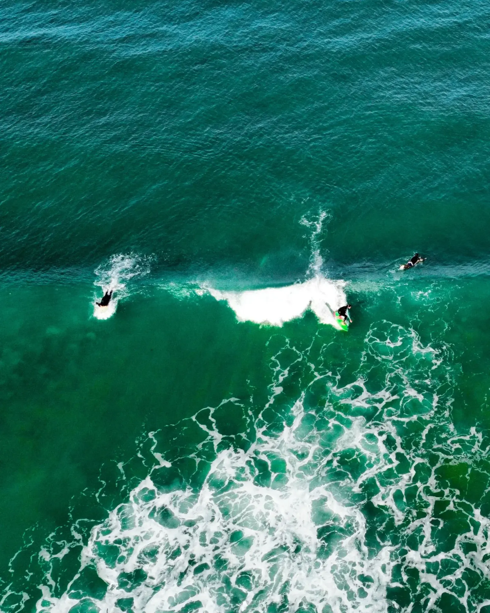Surfistas cogiendo una ola