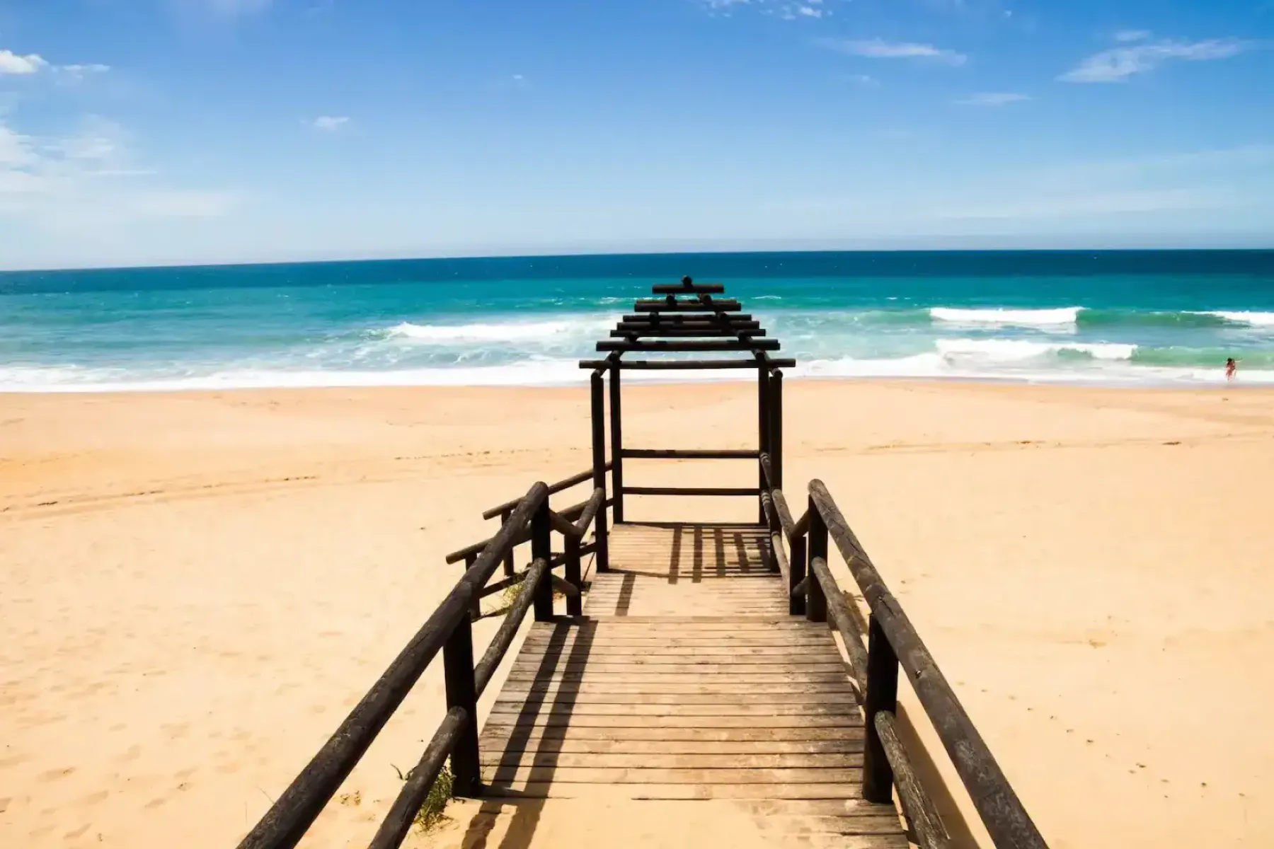 Pasarela de madera hacia la playa