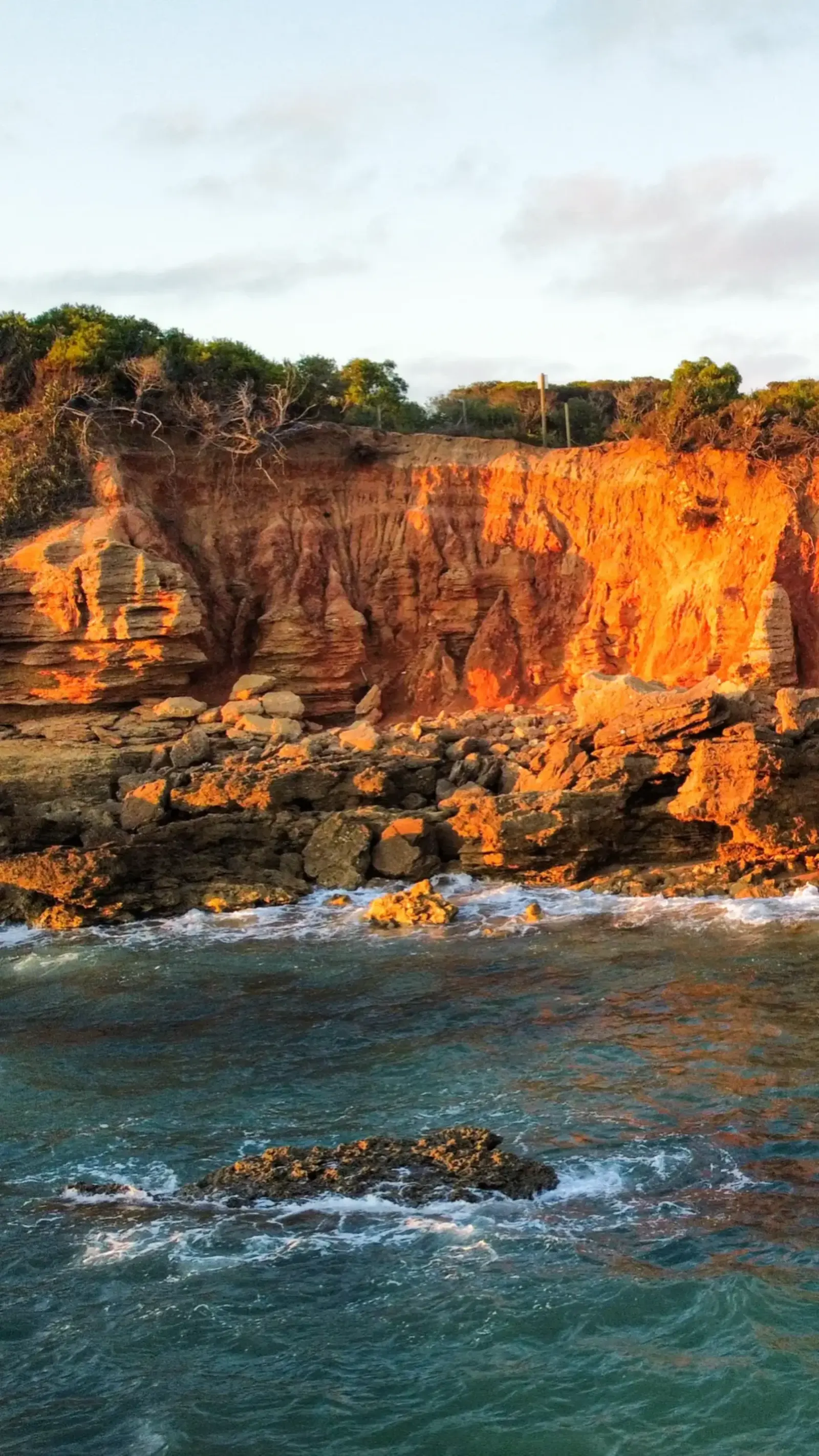 Acantilado sobre el Atlántico al atardecer