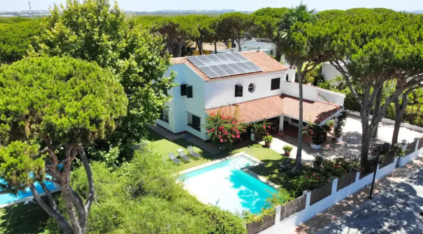 Vista aérea de la villa del surf camp