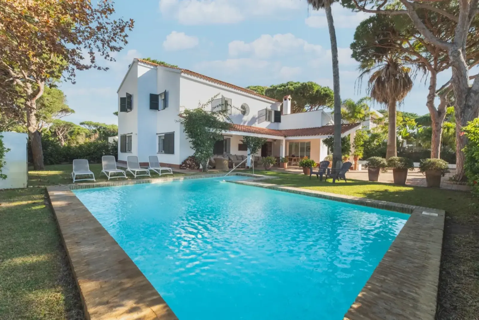 Jardín y piscina de la villa